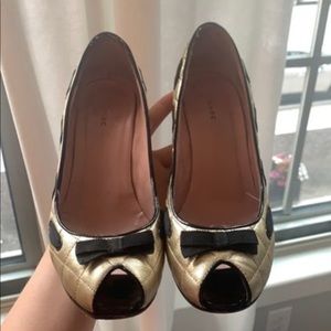 Marc Jacobs gold quilted peep toe heels